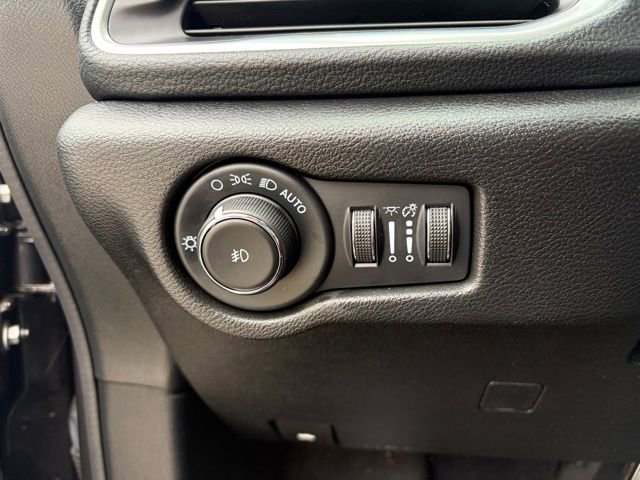 Used 2022 Chrysler Pacifica Limited w/ Uconnect Theater Family Group FWD image 24