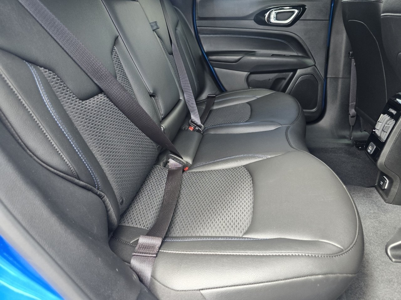 Used 2025 Jeep Compass Latitude w/ Altitude Special Edition AWD/4WD image 18
