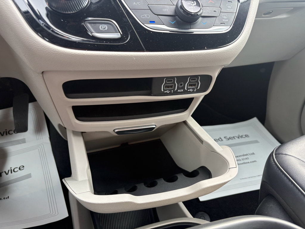 Used 2024 Chrysler Pacifica Touring-L image 15