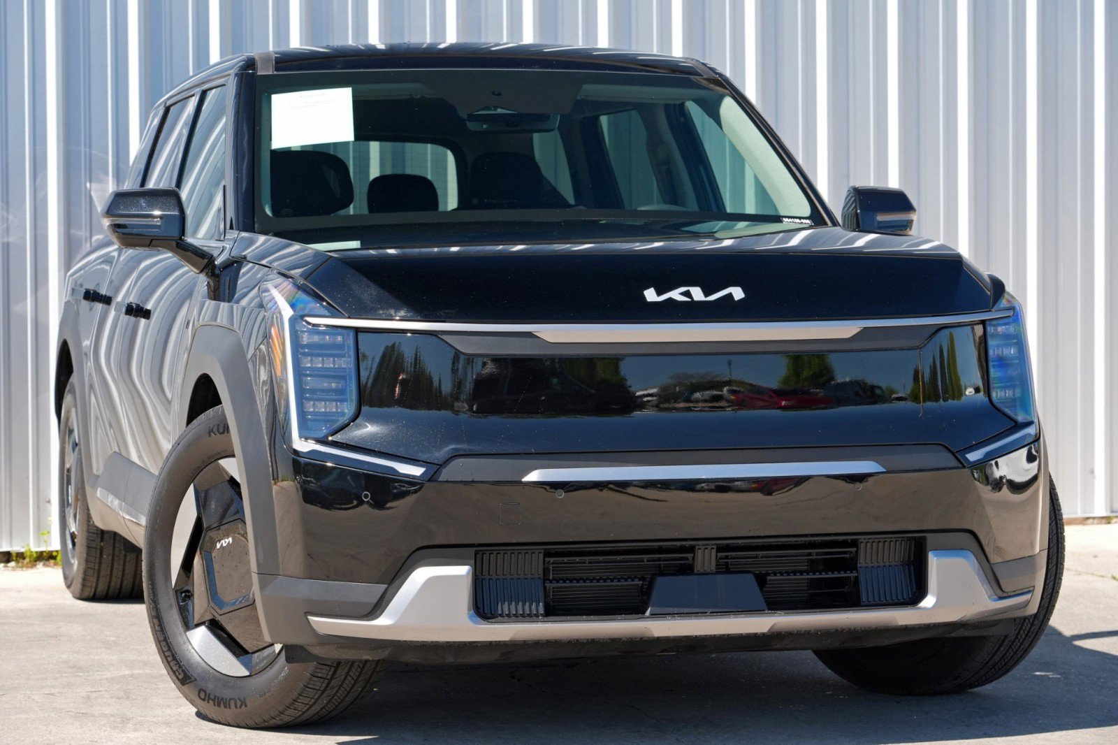 Used 2025 Kia EV9 Light Long Range image 2