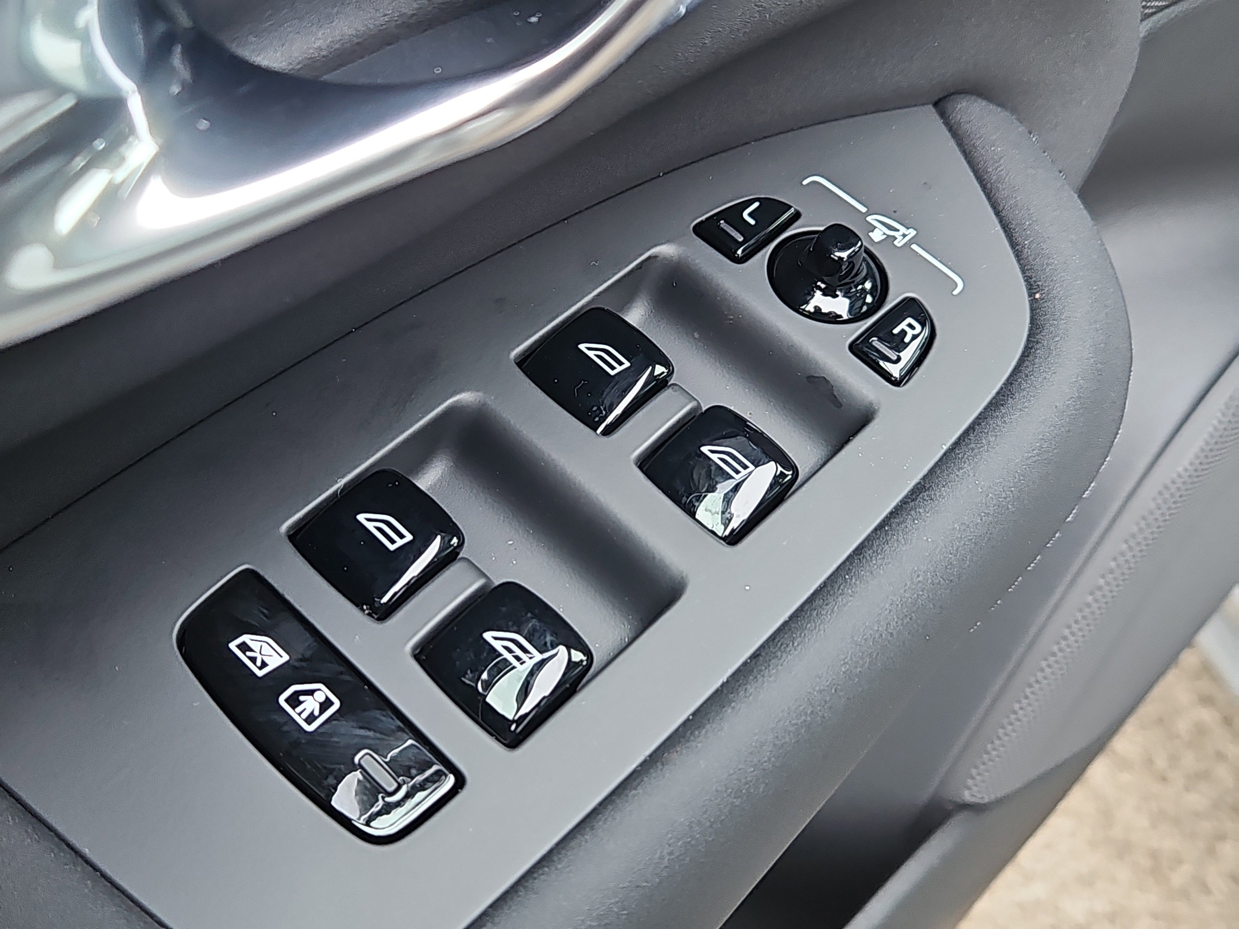 New 2026 Volvo XC90 B6 Ultra w/ Protection Package image 18