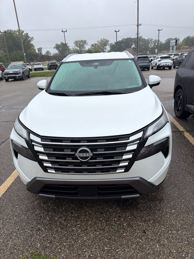 Used 2024 Nissan Rogue SL AWD/4WD image 2