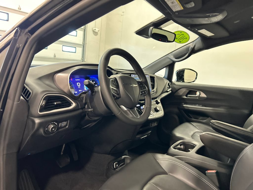 Used 2025 Chrysler Pacifica Select FWD image 17