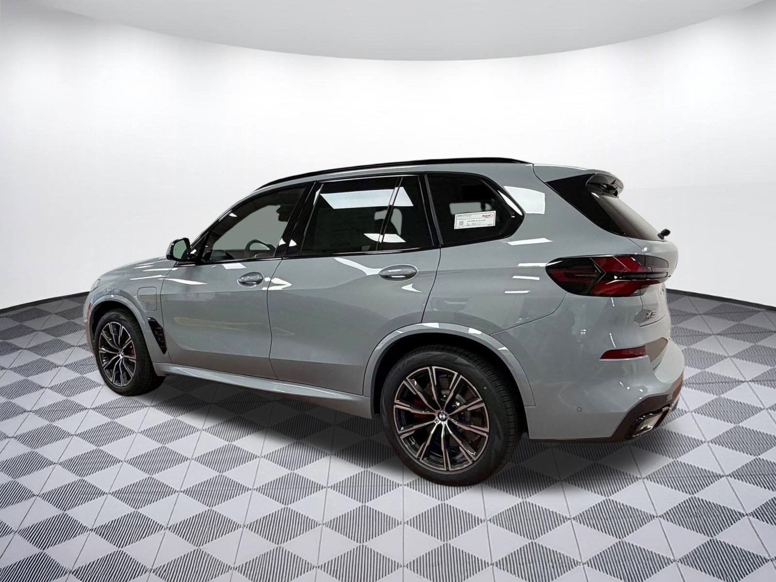 New 2026 BMW X5 xDrive50e image 3