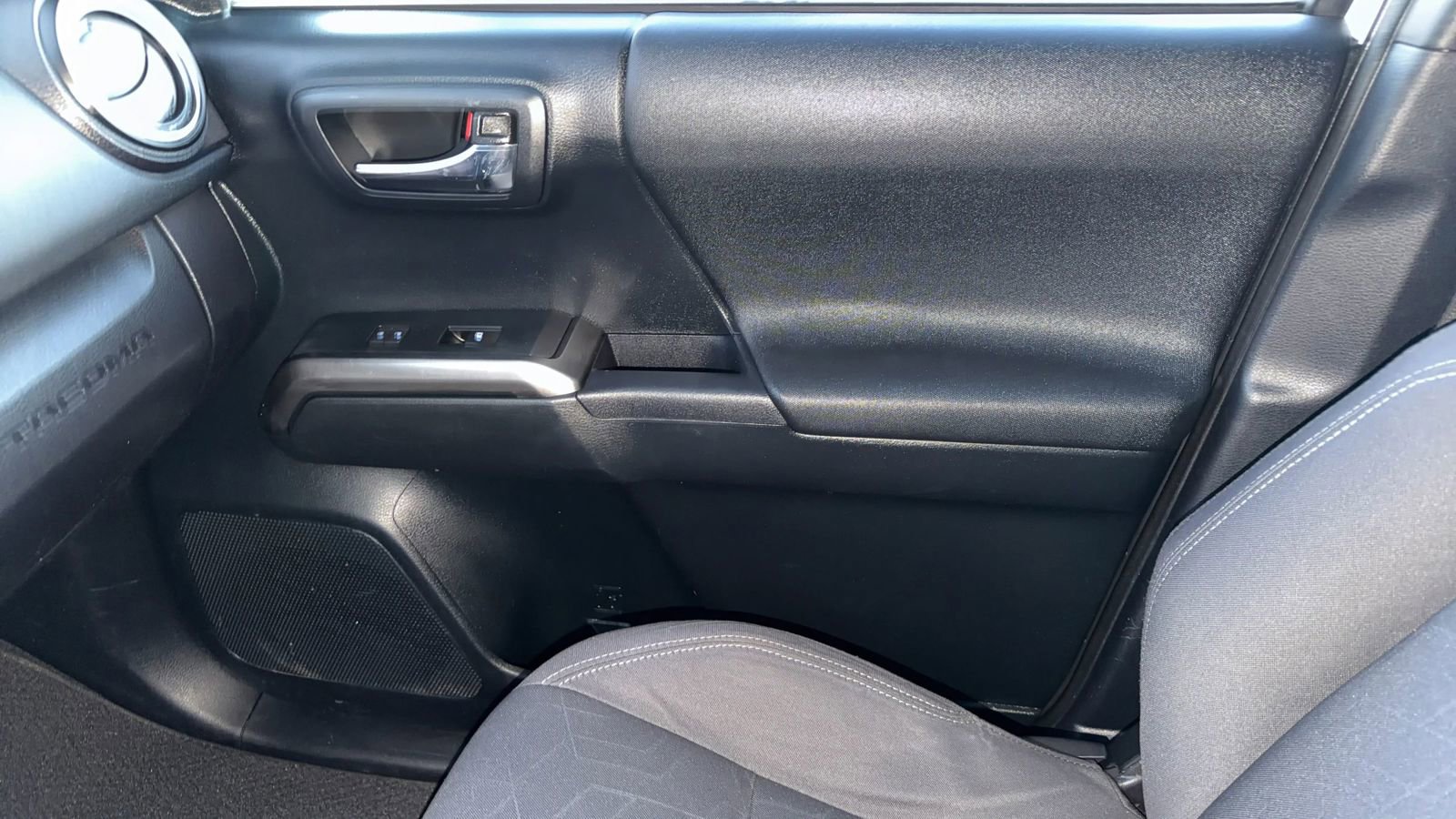 Used 2016 Toyota Tacoma TRD Sport image 22