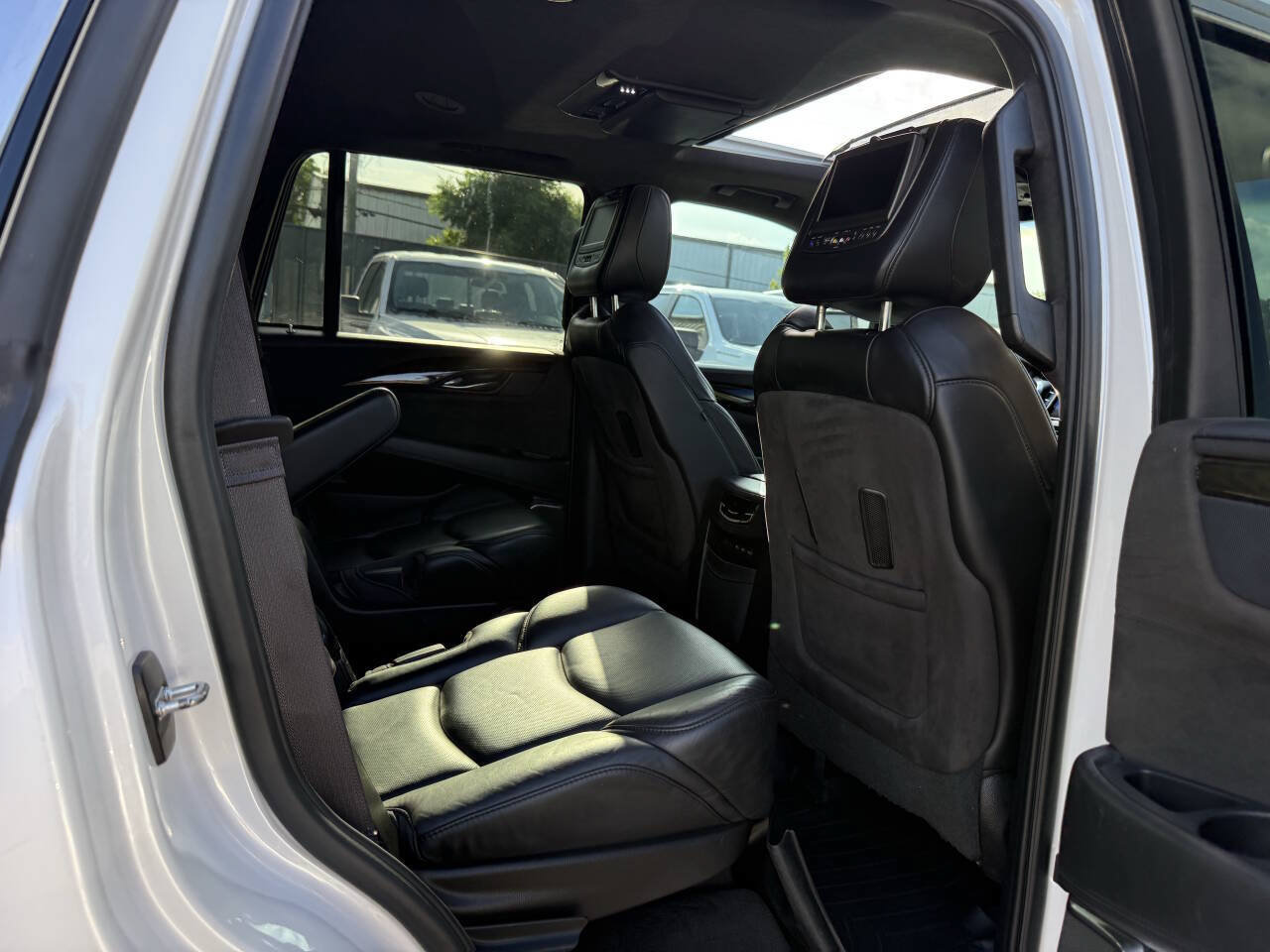 Used 2017 Cadillac Escalade Platinum AWD/4WD image 17