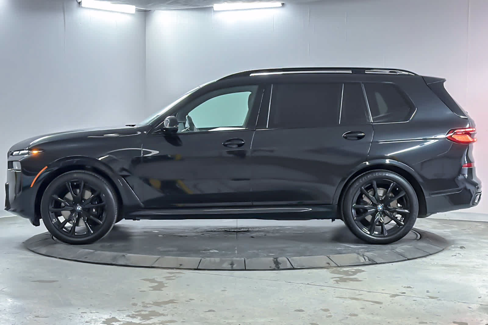 Used 2024 BMW X7 xDrive40i w/ M Sport Package AWD/4WD image 5