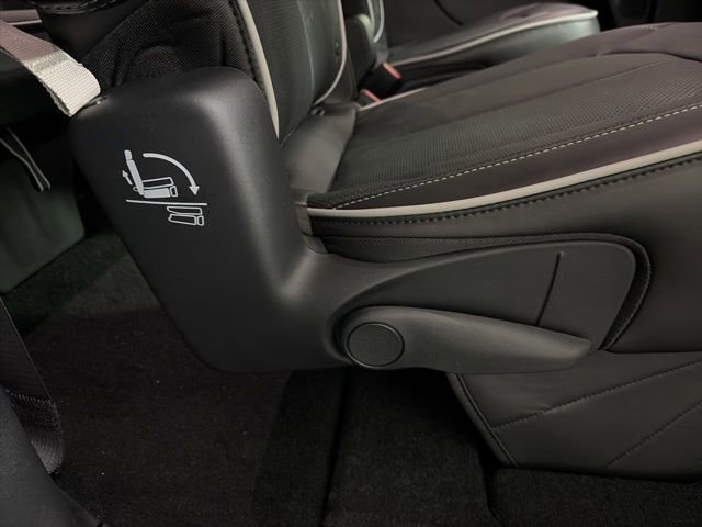 New 2026 Chrysler Pacifica Limited FWD image 13
