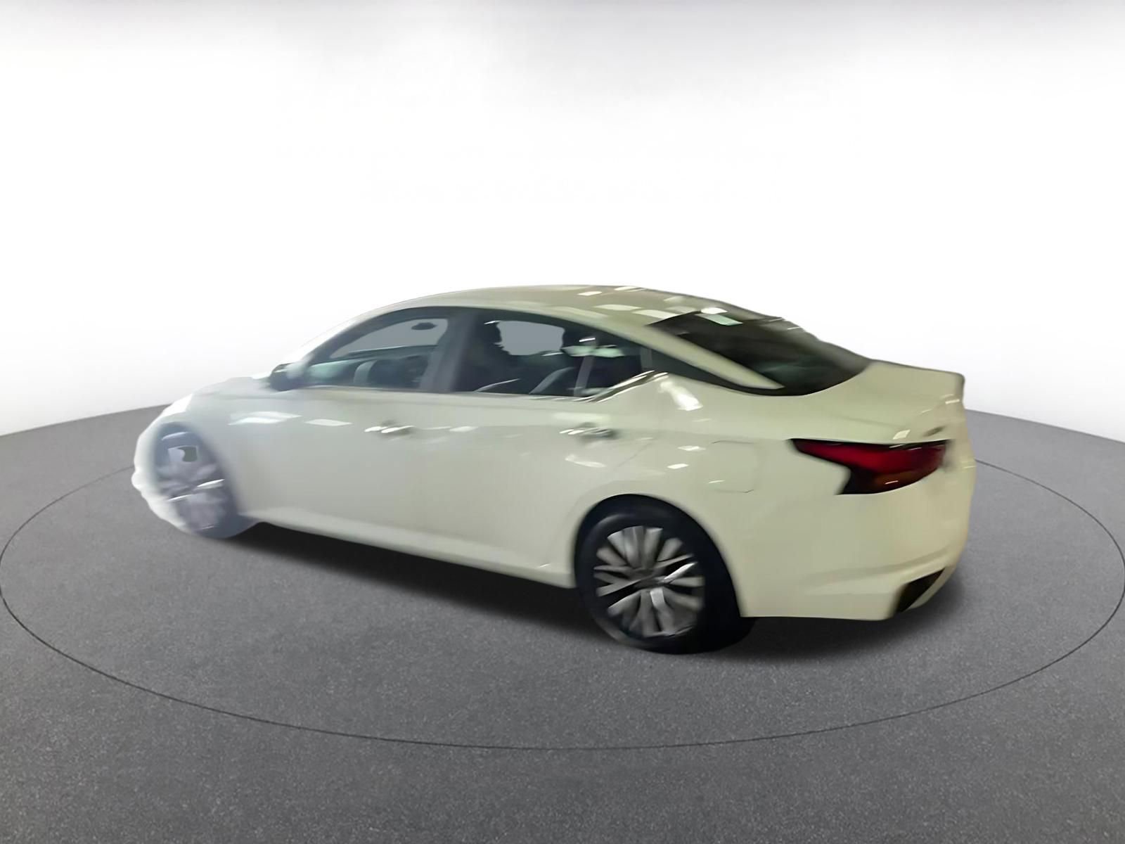 Used 2025 Nissan Altima 2.5 SV FWD image 10