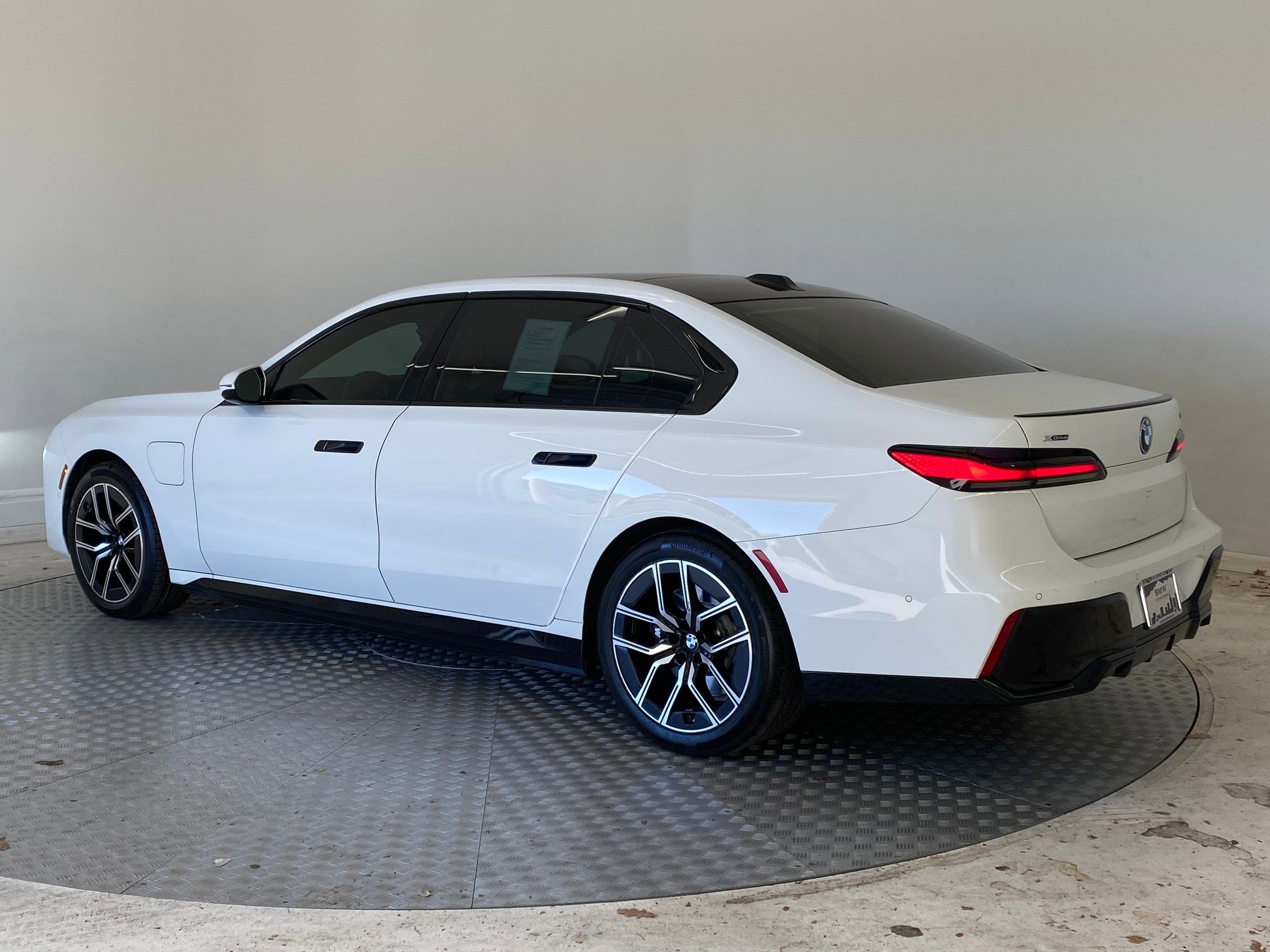 Certified 2024 BMW 750e xDrive image 3