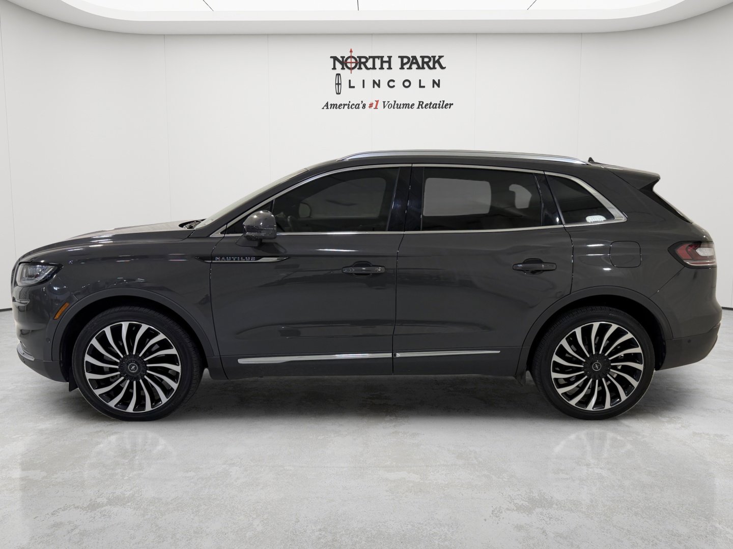 Used 2023 Lincoln Nautilus Black Label w/ Class II Trailer Tow Package AWD/4WD image 2