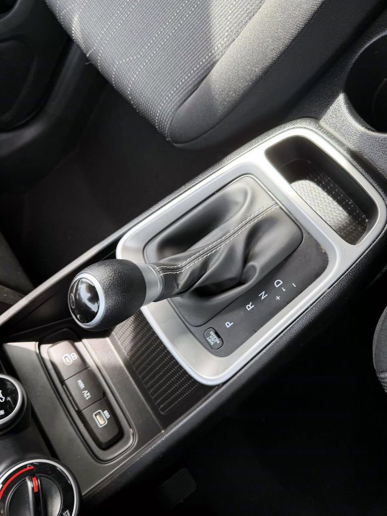 Certified 2025 Hyundai Venue SE image 19