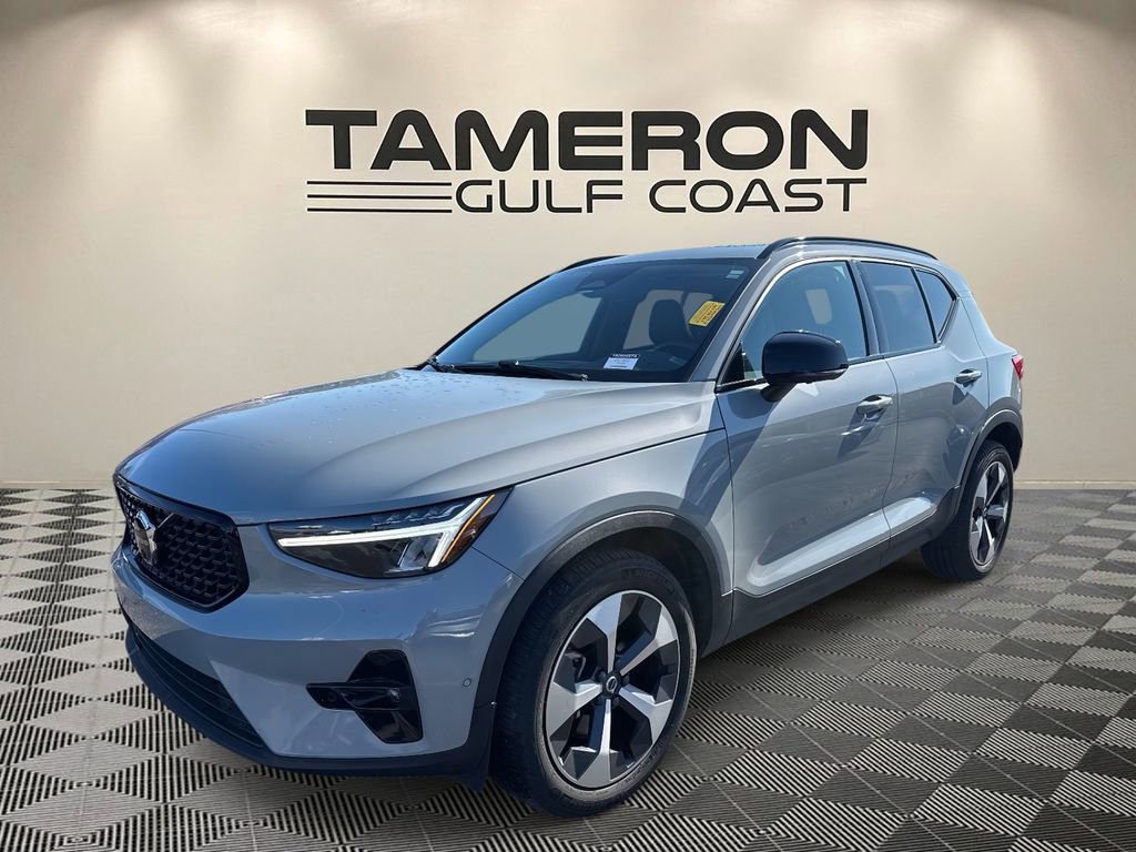 Used 2024 Volvo XC40 B5 Plus image 3