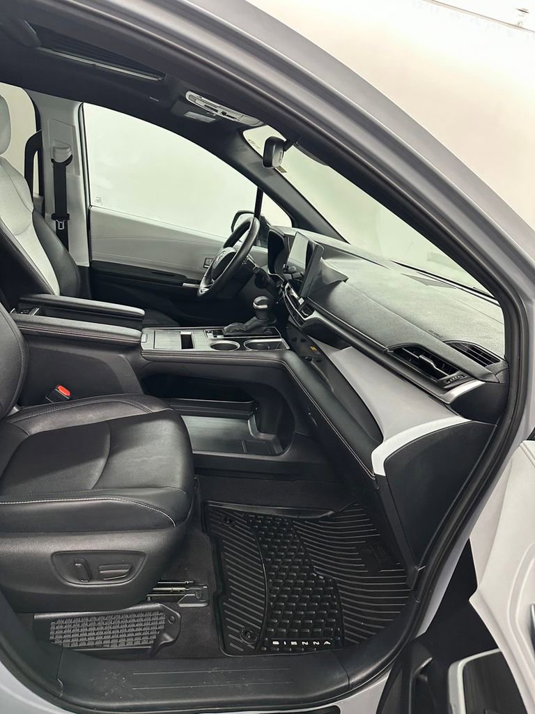 Used 2025 Toyota Sienna XSE image 37