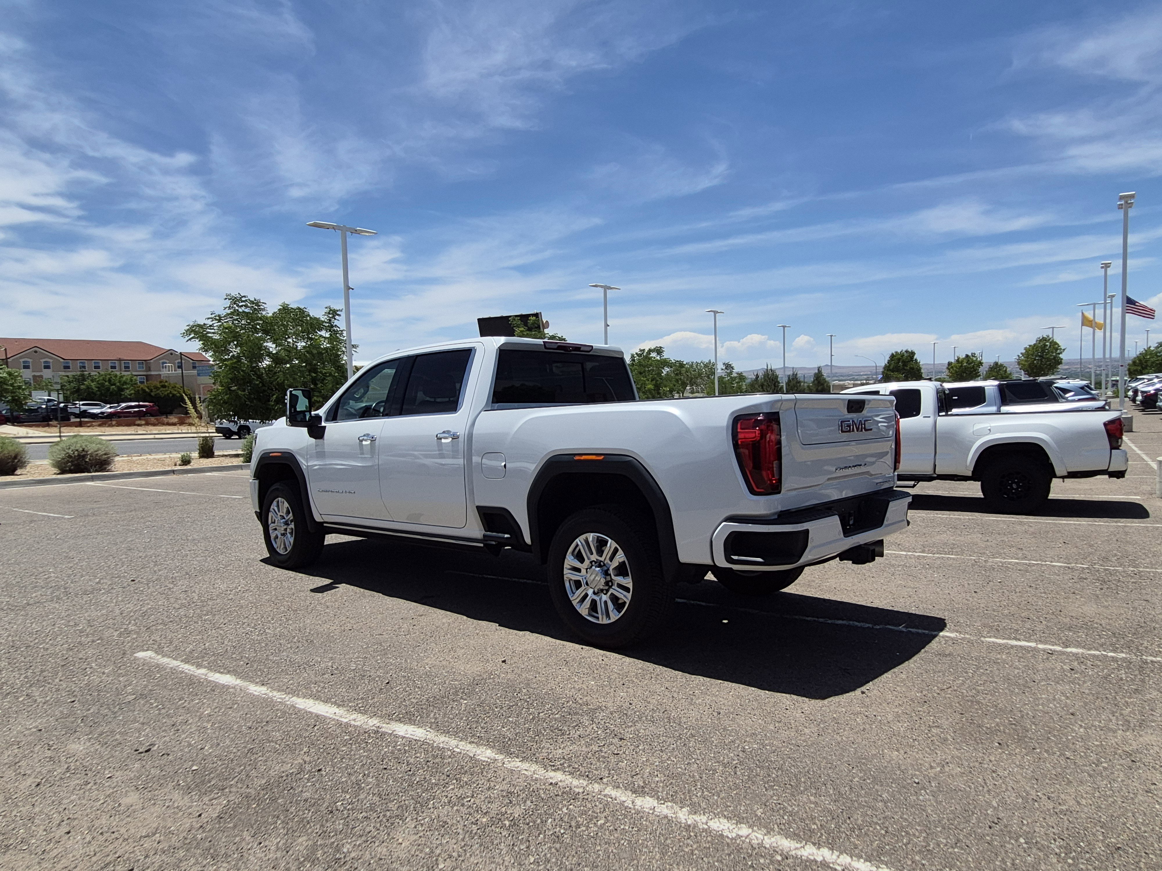 Used 2021 GMC Sierra 3500 Denali w/ Denali Ultimate Package AWD/4WD image 3