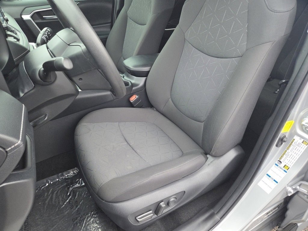 Used 2022 Toyota RAV4 XLE image 6