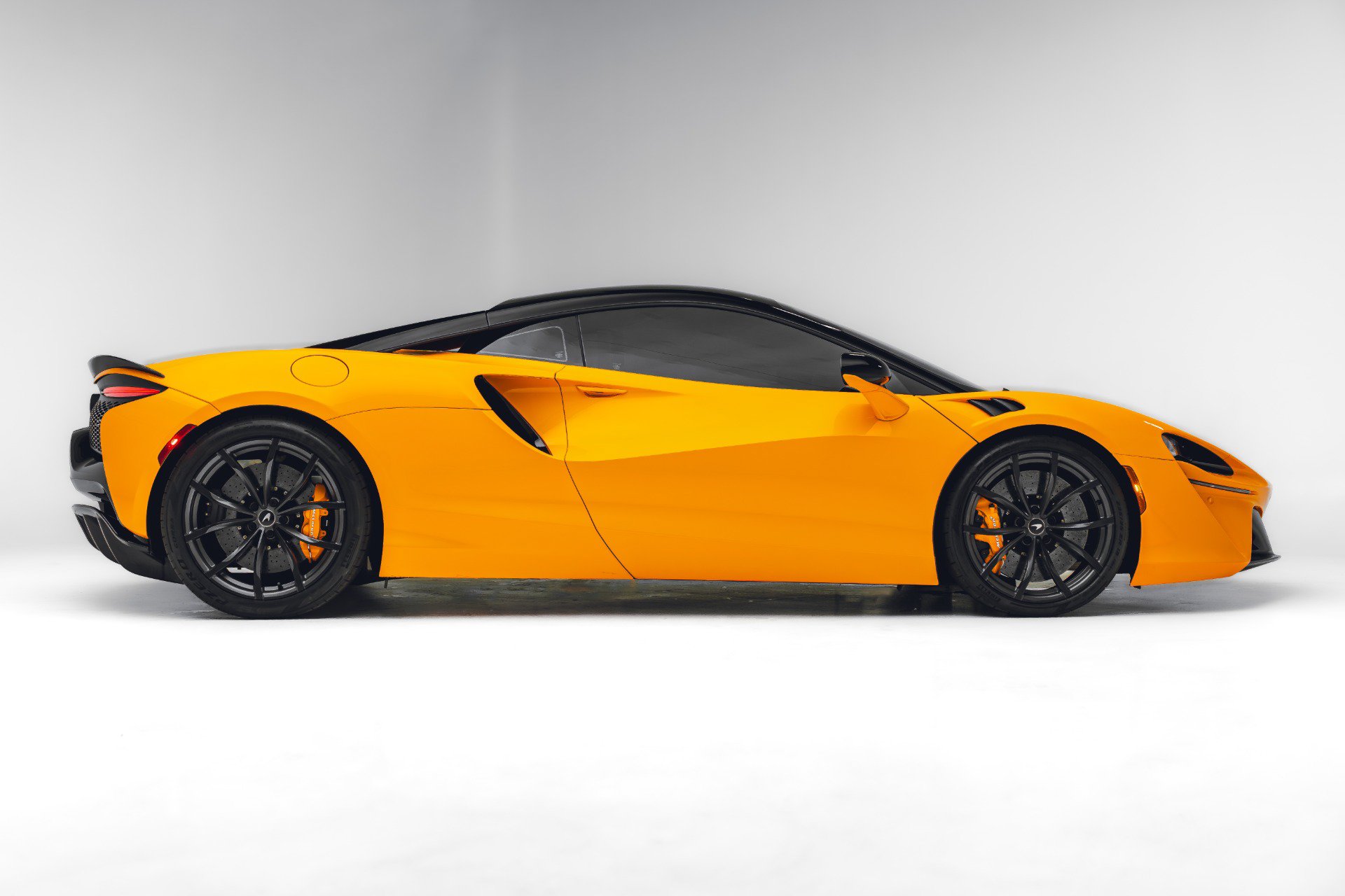 Used 2023 McLaren Artura RWD image 7