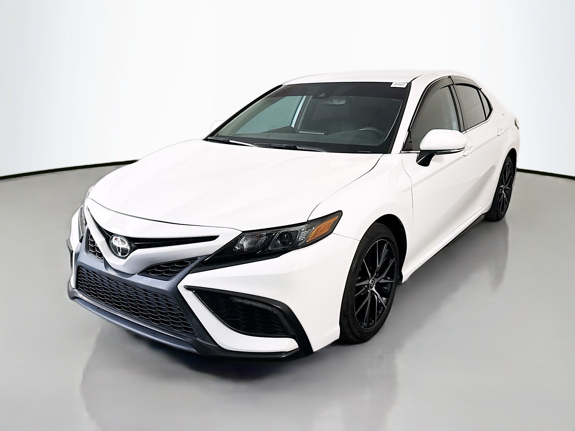 Used 2022 Toyota Camry SE w/ Convenience Package FWD image 4