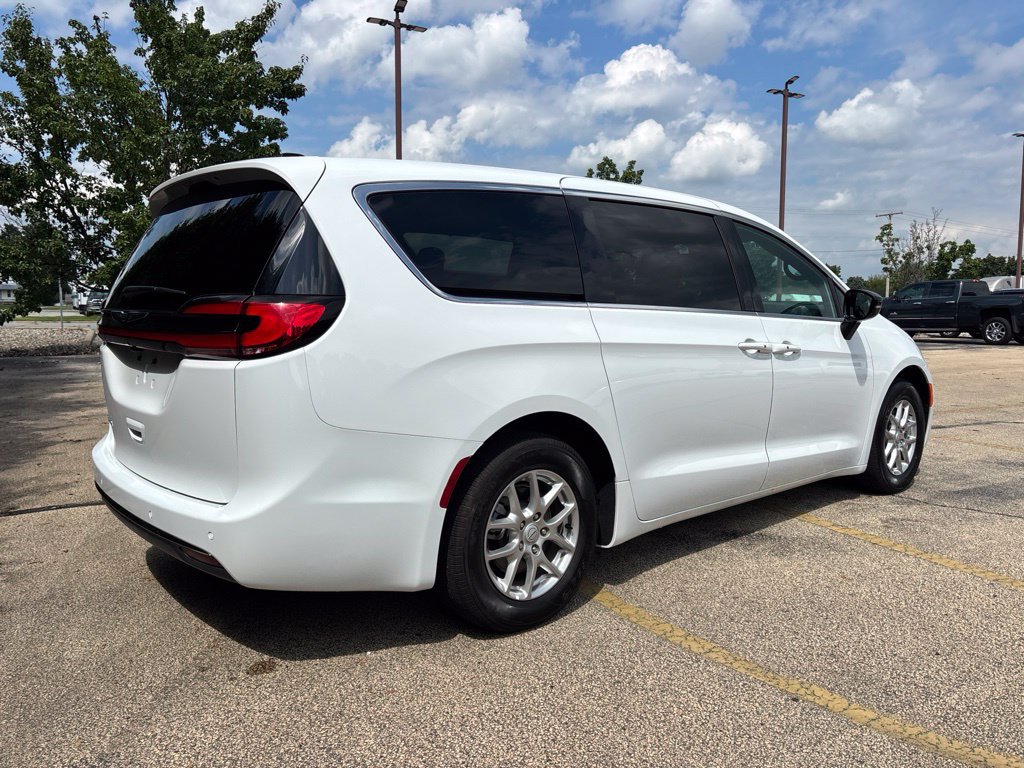 Used 2026 Chrysler Pacifica Select FWD image 7