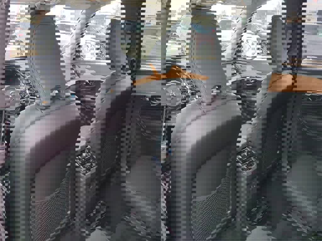 Used 2025 Volvo XC90 T8 Plus w/ Protection Package Premier image 10