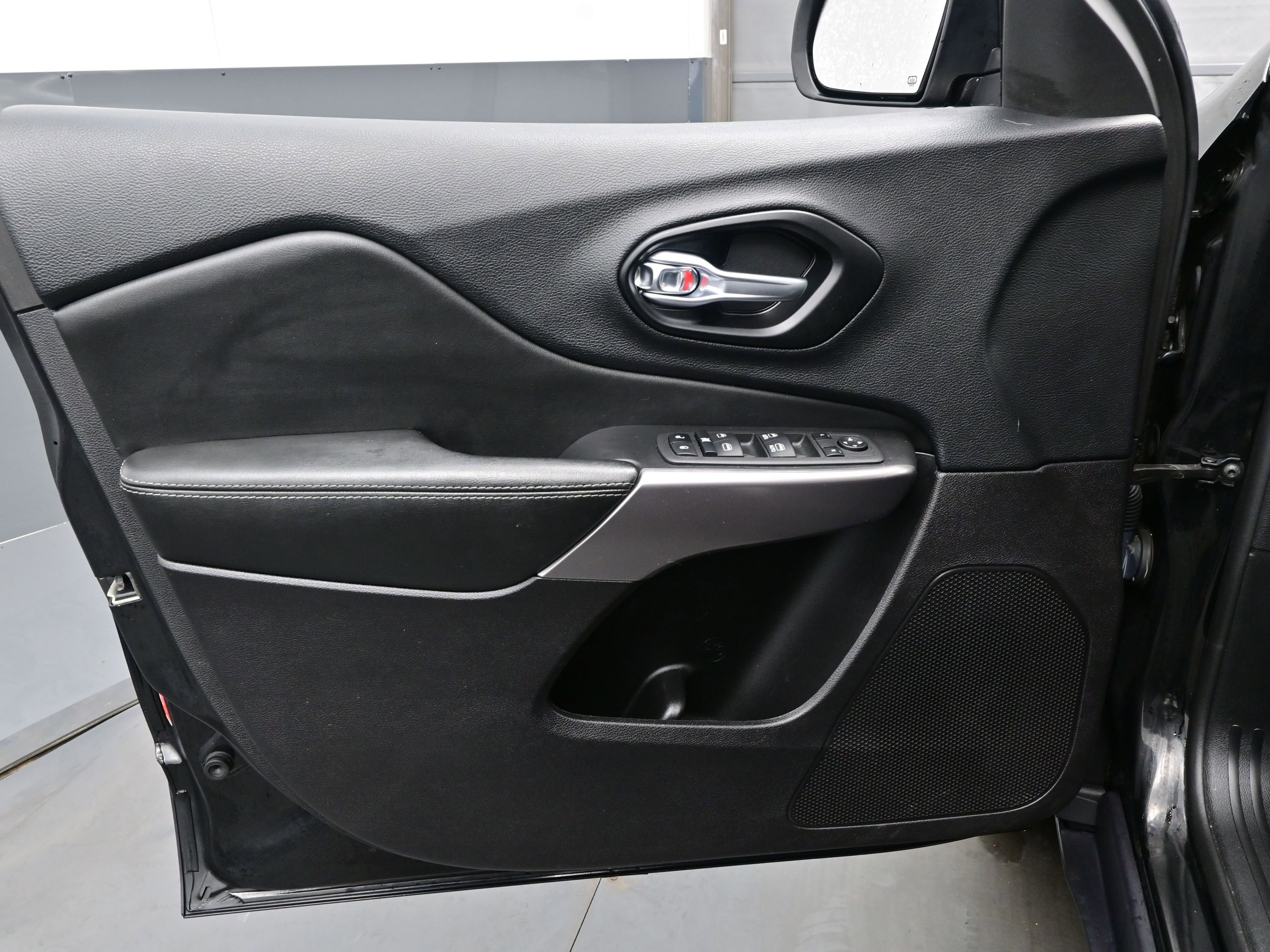 Used 2021 Jeep Cherokee Latitude Lux w/ Mopar Interior Package image 9