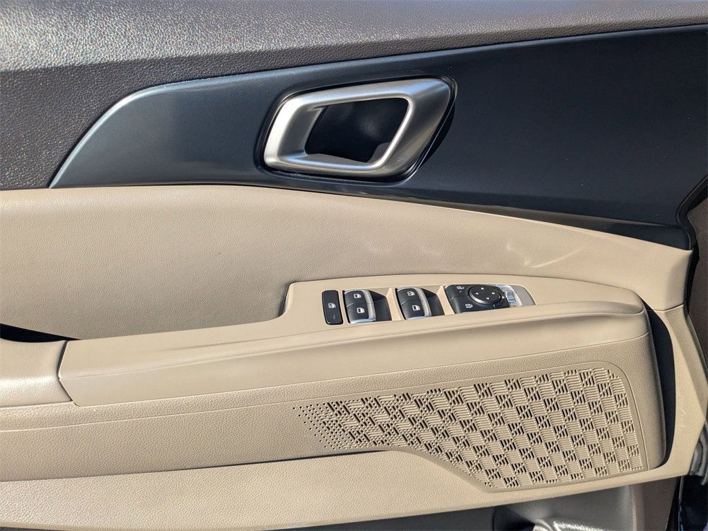 Used 2025 Kia Carnival image 14