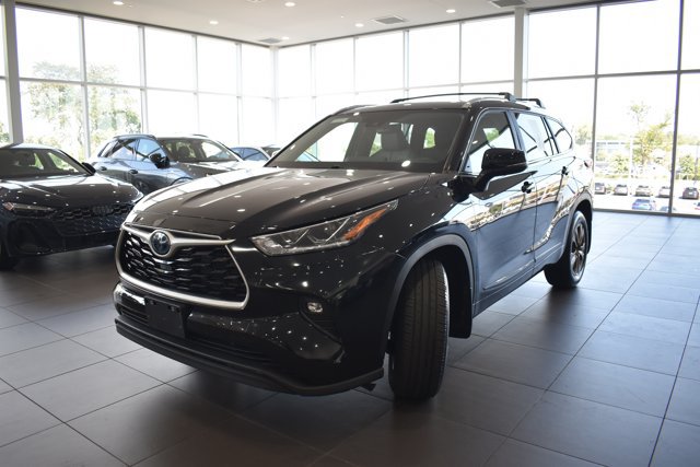 Used 2023 Toyota Highlander Bronze Edition FWD image 3