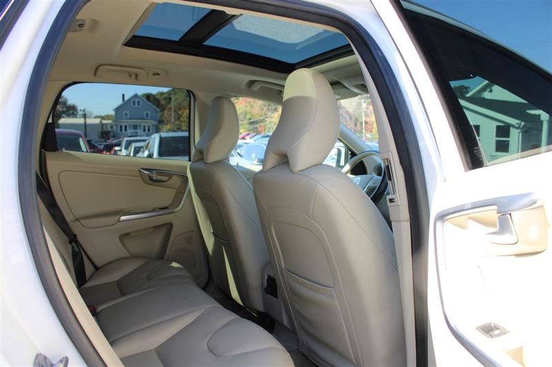 Used 2015 Volvo XC60 T6 w/ Proximity Package AWD/4WD image 11