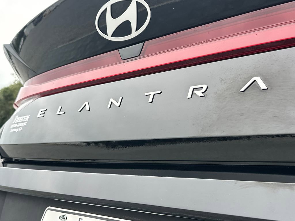 Used 2025 Hyundai Elantra SE w/ Cargo Package image 17