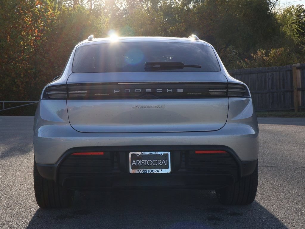 Certified 2025 Porsche Macan 4S Electric AWD/4WD image 7