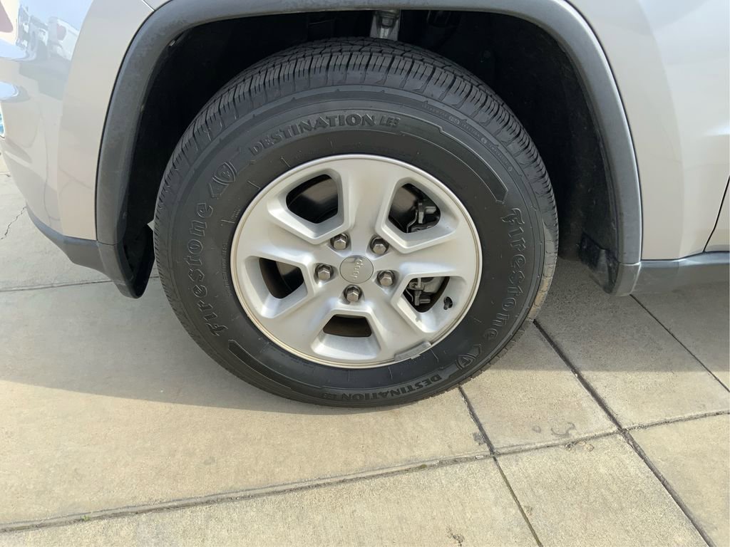 Used 2017 Jeep Grand Cherokee Laredo image 23