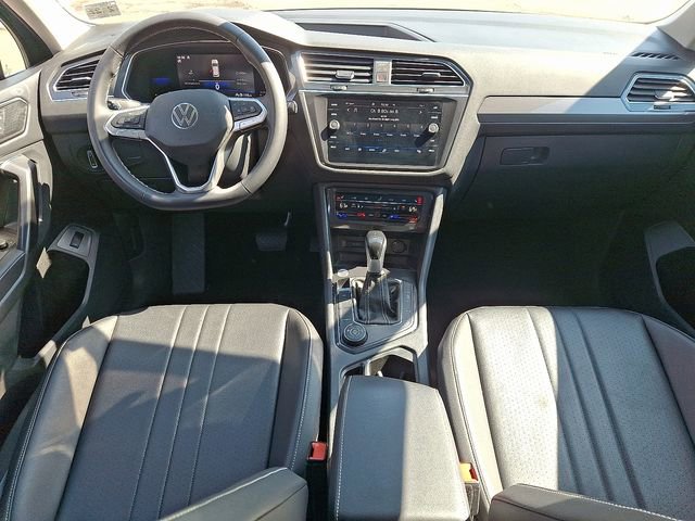 Certified 2022 Volkswagen Tiguan SE w/ Panoramic Sunroof Package AWD/4WD image 15