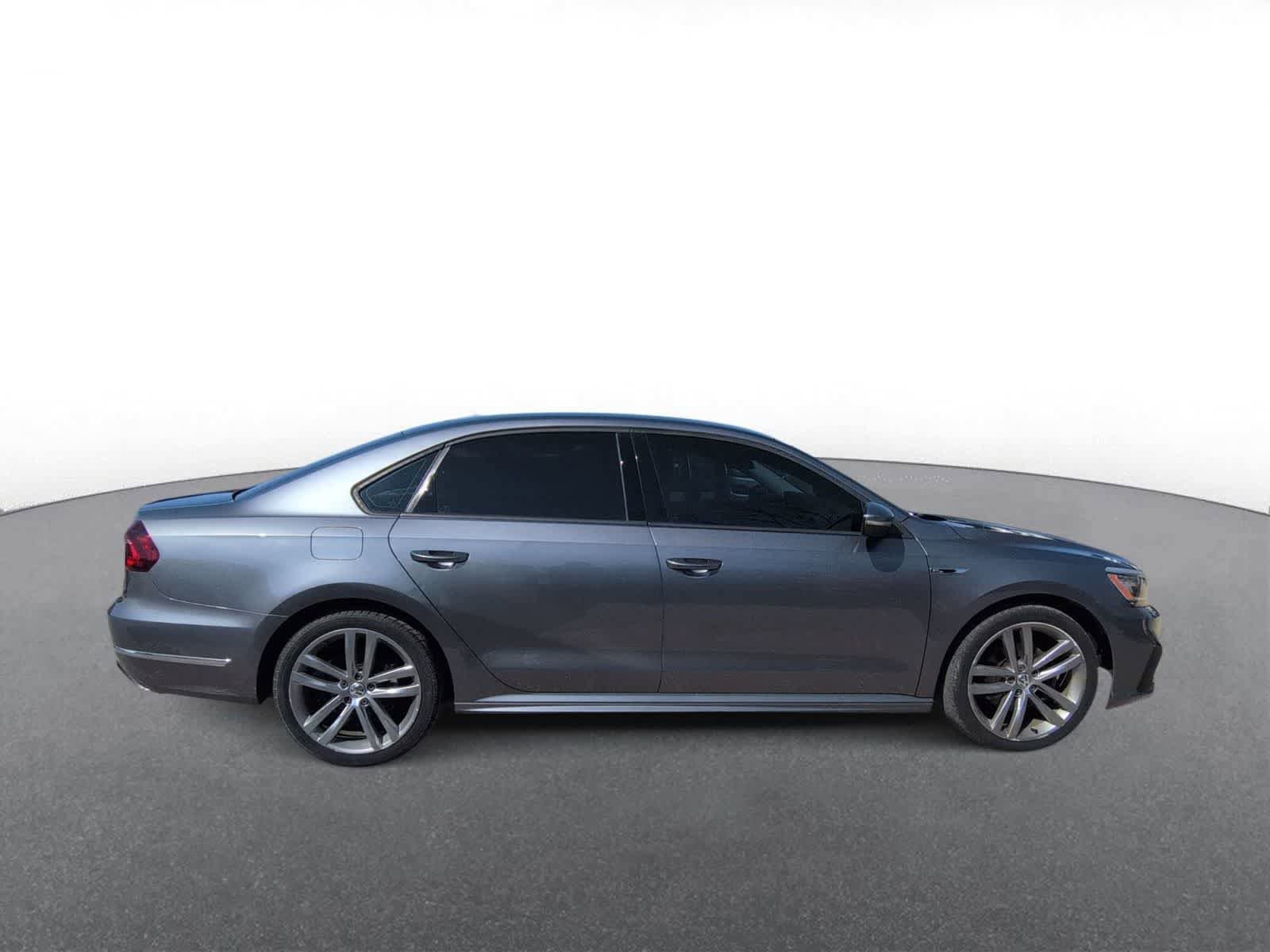 Used 2018 Volkswagen Passat 2.0T R-Line w/ R-Line Lighting Package FWD image 9