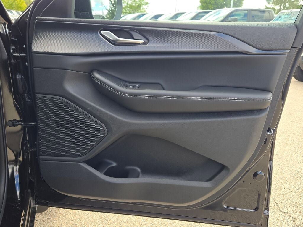 New 2025 Jeep Grand Cherokee L Laredo w/ Trailer Tow Package image 9