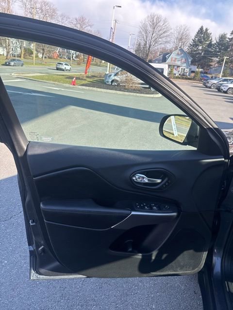 Used 2019 Jeep Cherokee Limited image 16