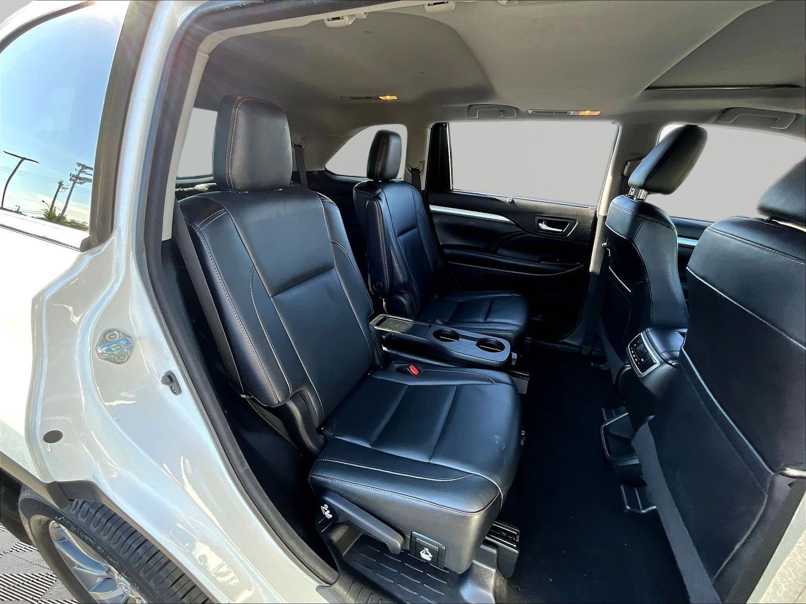 Used 2018 Toyota Highlander XLE AWD/4WD image 25