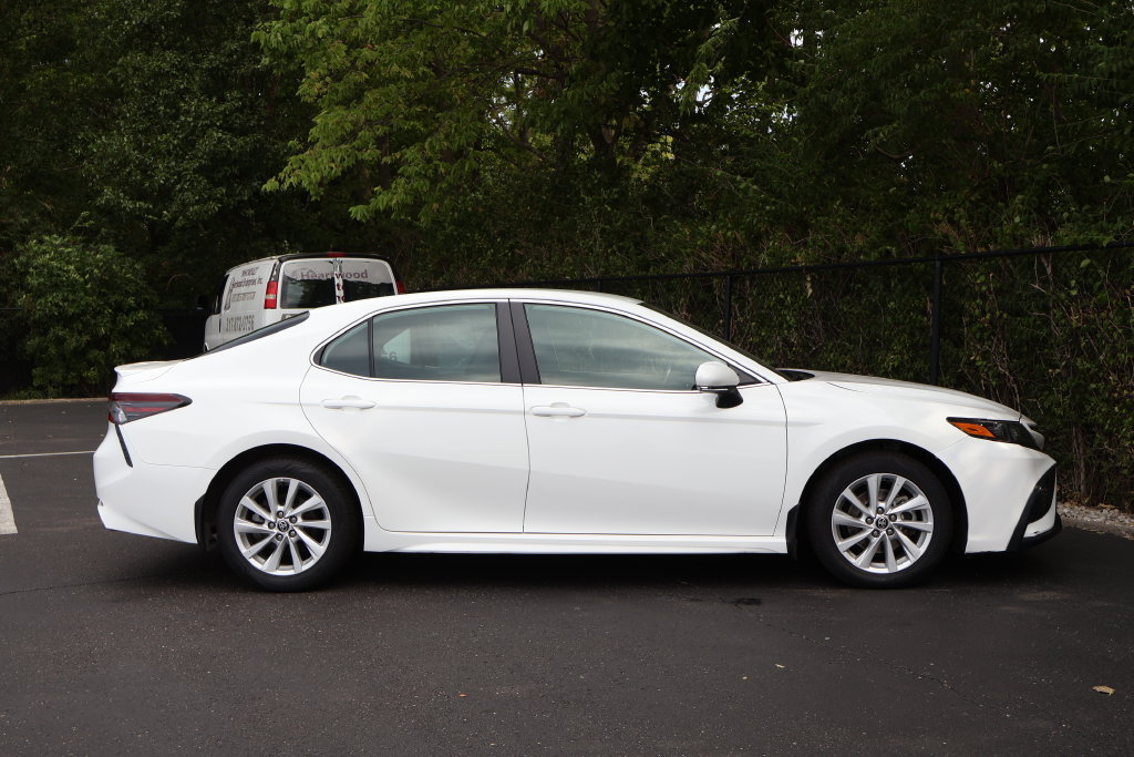 Used 2024 Toyota Camry SE FWD image 9