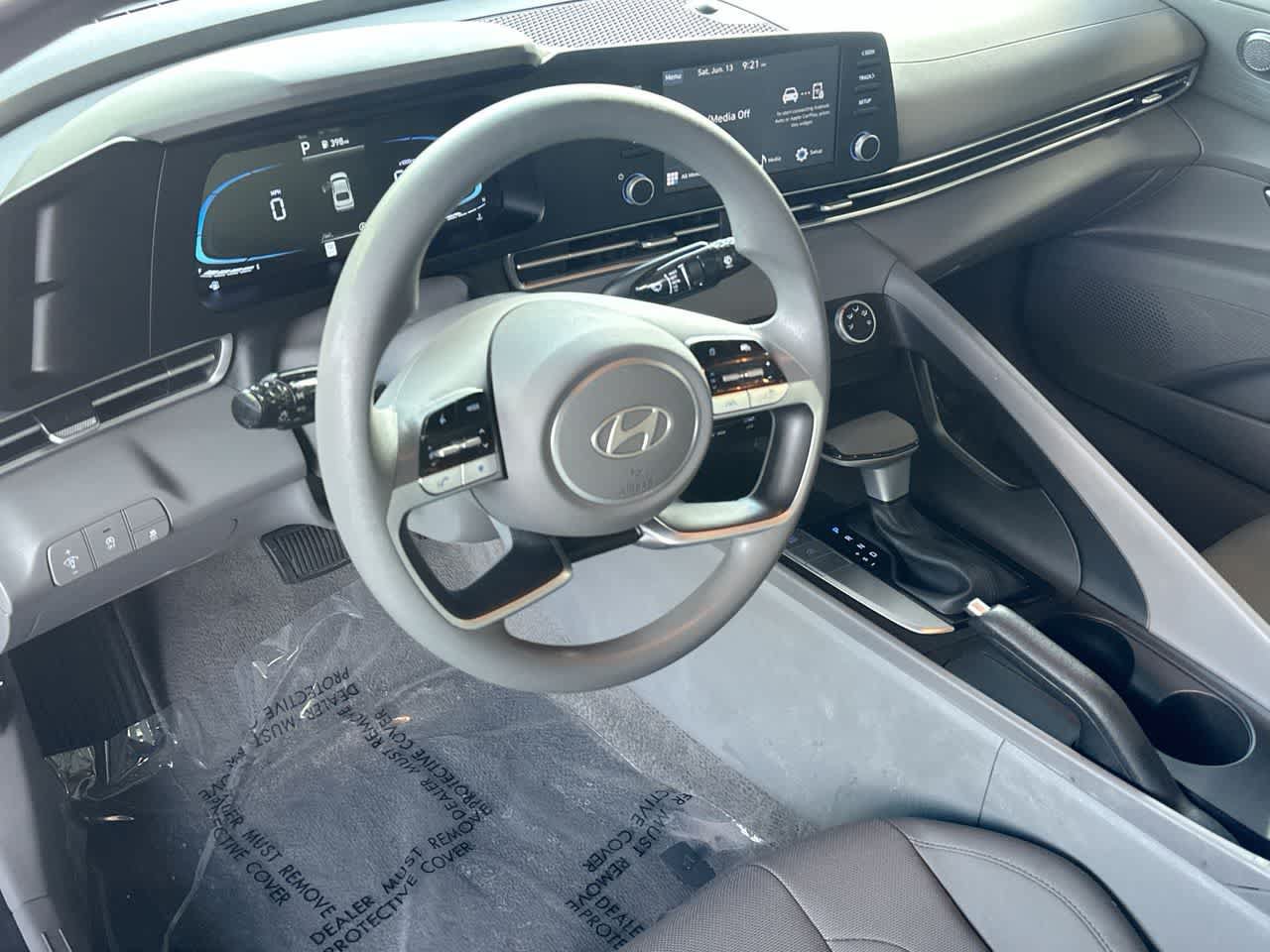 Used 2025 Hyundai Elantra SE FWD image 13