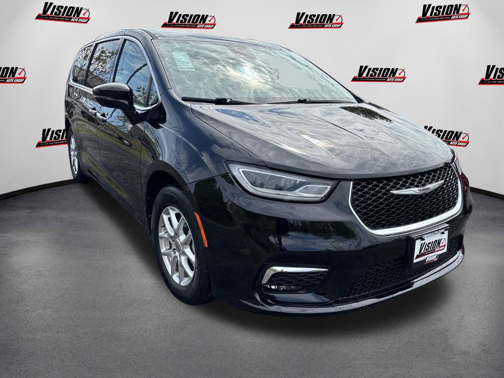 Used 2024 Chrysler Pacifica Touring-L FWD image 7
