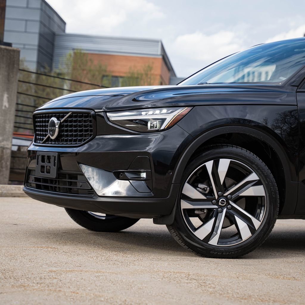 Used 2023 Volvo XC40 B5 Ultimate w/ Protection Package Premier image 2