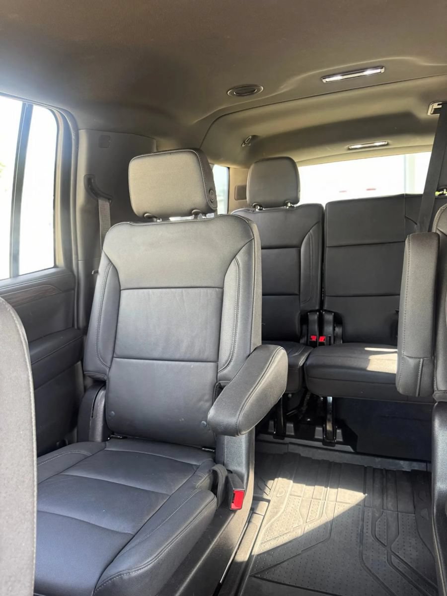 Used 2022 Chevrolet Suburban LT w/ Luxury Package RWD image 5