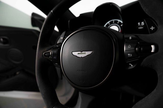 Used 2022 Aston Martin V8 Vantage Coupe image 25