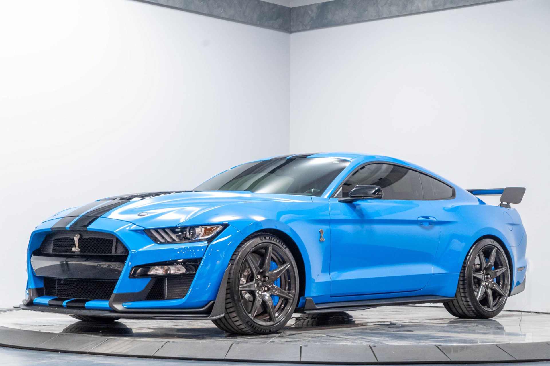 Used 2022 Ford Mustang Shelby GT500 w/ Carbon Fiber Track Pack RWD image 2
