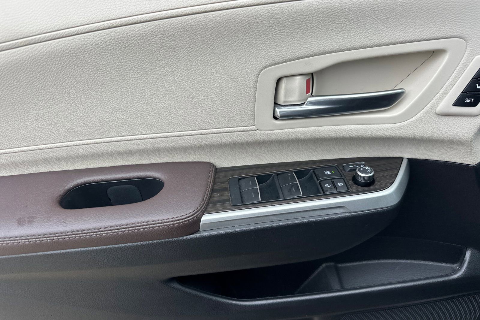 Used 2023 Toyota Sienna Platinum image 11