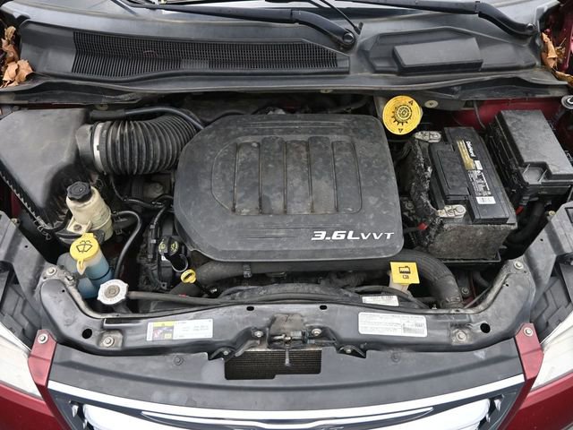 Used 2014 Chrysler Town & Country Touring-L w/ Driver Convenience Group image 22