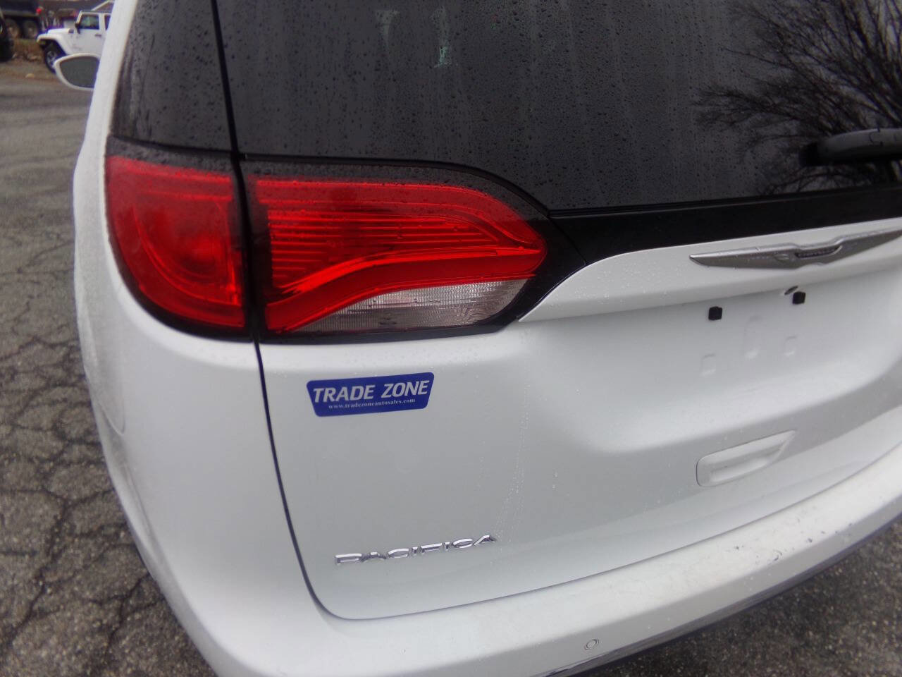 Used 2017 Chrysler Pacifica Touring-L image 10