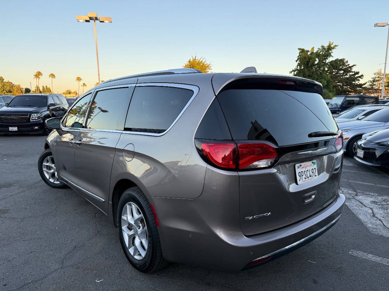 Used 2017 Chrysler Pacifica Touring-L Plus w/ Advanced Safetytec Group FWD image 5