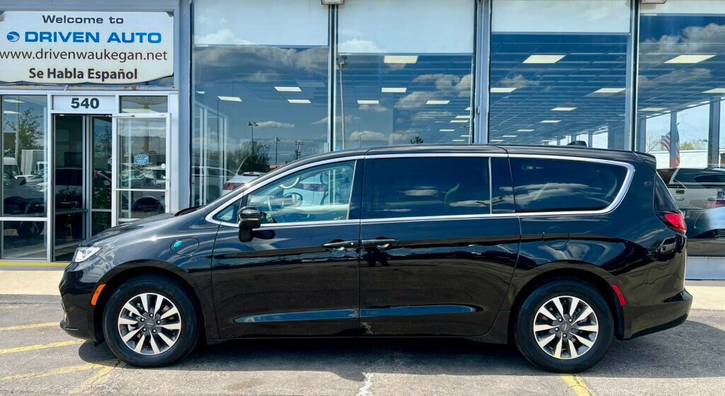 Used 2023 Chrysler Pacifica Touring-L FWD image 2