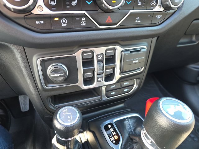 Used 2025 Jeep Wrangler Unlimited Sahara AWD/4WD image 24
