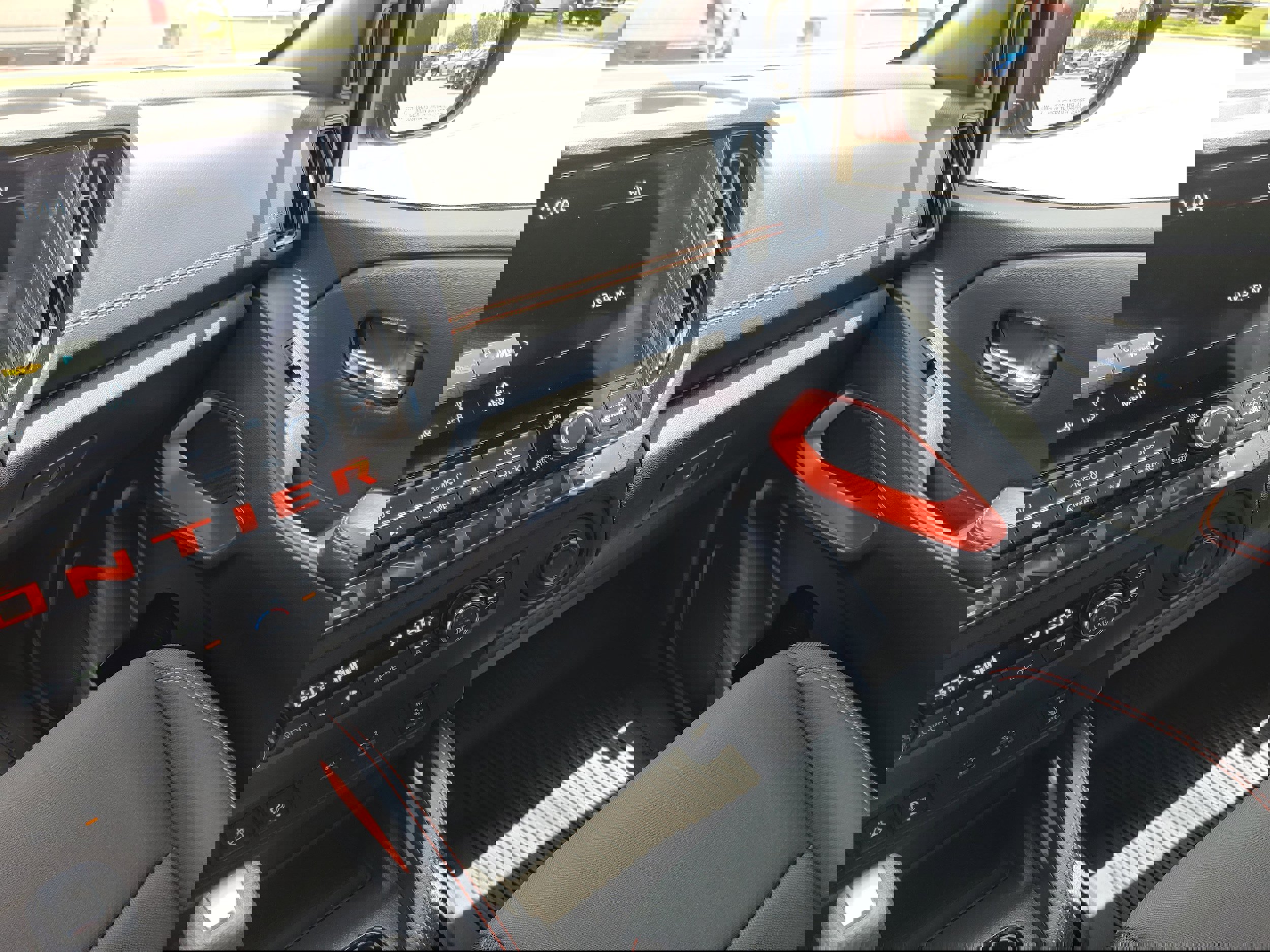 Used 2025 Nissan Frontier PRO-4X w/ Pro Convenience Package image 33